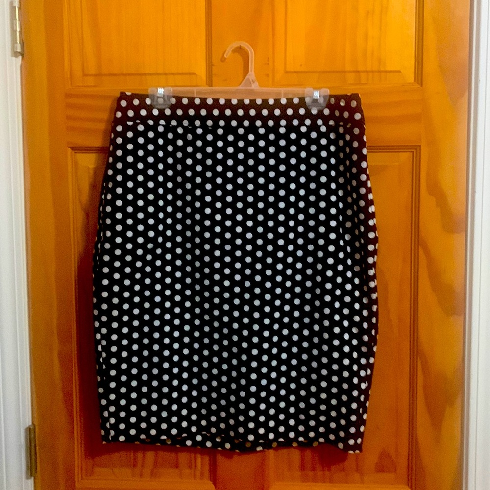 The LOFT black and white polka dot skirt. Zipper in back. Size 10.
